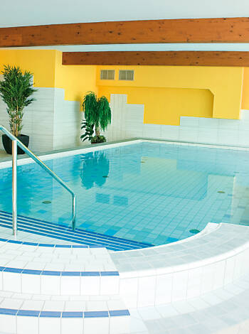 Hotellets spa med indendørs pool og sauna giver mulighed for perfekt afslapning.