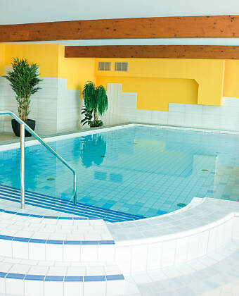 Hotellets spa med indendørs pool og sauna giver mulighed for perfekt afslapning.