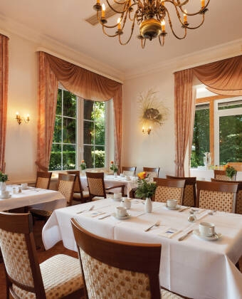 Das Hotelrestaurant mit seinem gemütlichen Kamin bietet ein warmes und einladendes Speiseerlebnis.