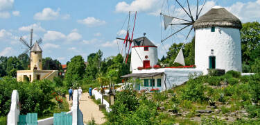 Das nahe gelegene Wind- und Wassermühlenmuseum bietet einen faszinierenden Einblick in die Geschichte der Region.