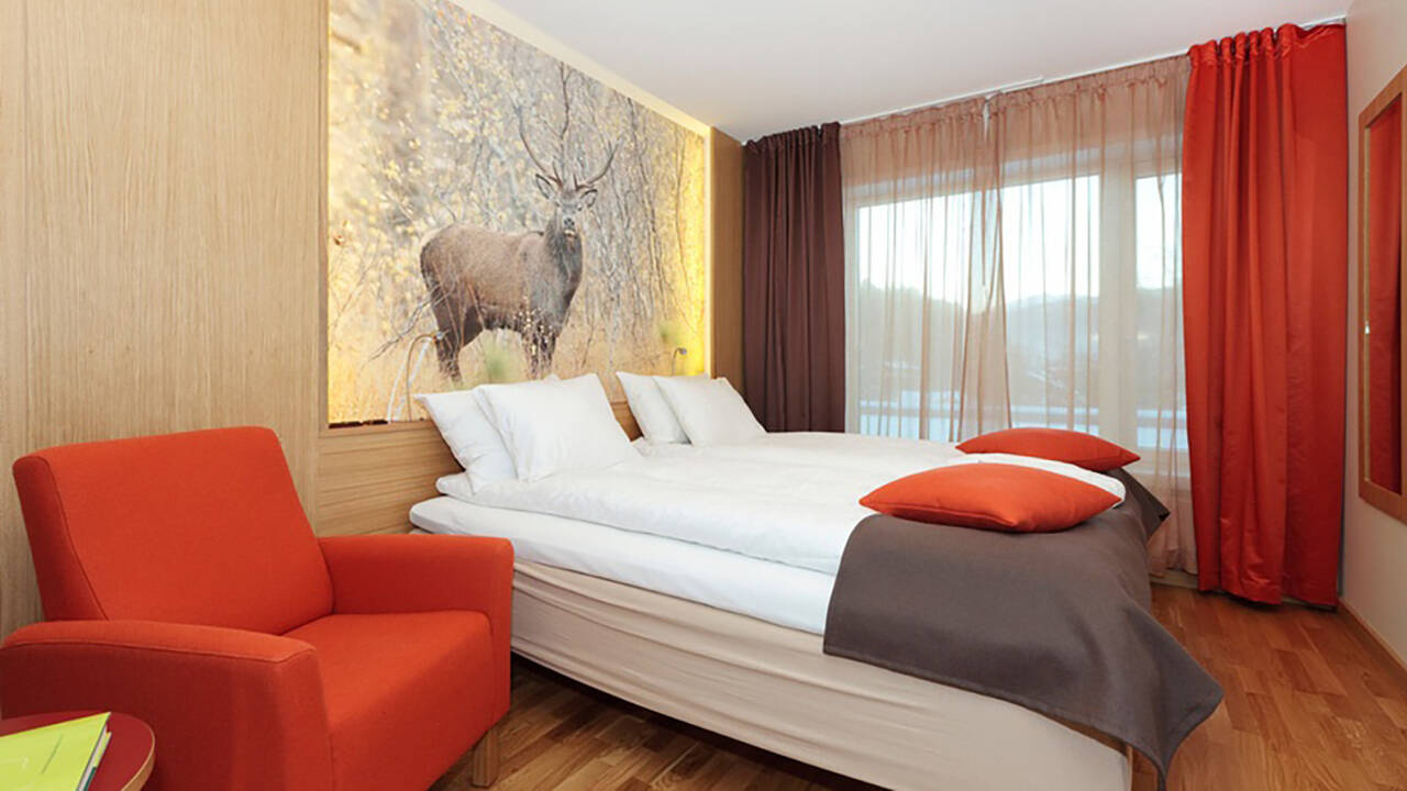 Alle Zimmer bieten hohe Decken und einen Panoramablick auf die Berge.