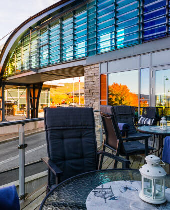 Entspannen Sie auf der Hotelterrasse und genießen Sie die friedliche Umgebung von Surnadal.