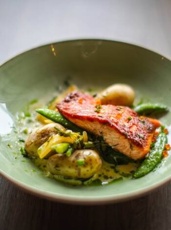 Zwei Restaurants vor Ort mit Loungebar und Festsaal