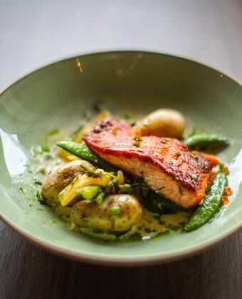 Zwei Restaurants vor Ort mit Loungebar und Festsaal