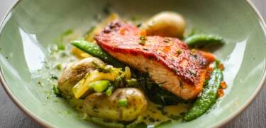 Zwei Restaurants vor Ort mit Loungebar und Festsaal