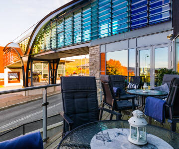 Slap af på hotellets terrasse og nyd Surnadals fredelige omgivelser.