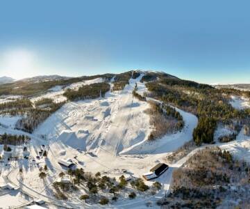 Tæt på Surnadal Skicenter og laksefiskeri