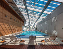 Nyd livet i hotellets indendørs swimmingpool, som er den største i hele Genève, og slap af med sauna og boblebad.