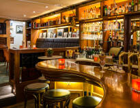 Nach einem langen Tag können Sie einen Drink in der Hotelbar 'Cutters Club' genießen, die eine einladende, gemütliche Atmosphäre bietet.