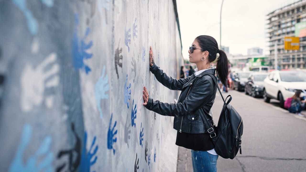 Mærk historiens sus gennem byens mange berømte seværdigheder, såsom Berlinmuren.