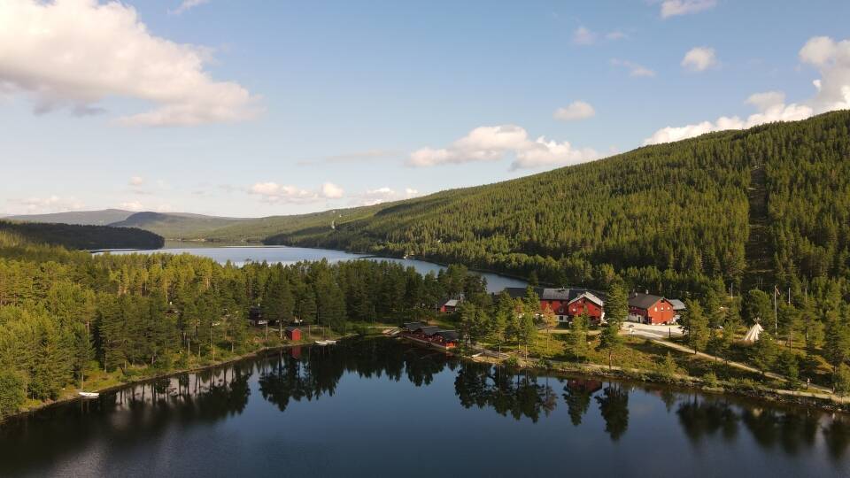 I hotellets närområde finner ni flera sjöar med chans till bad och fiske.