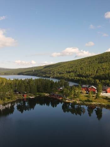 I hotellets närområde finner ni flera sjöar med chans till bad och fiske.