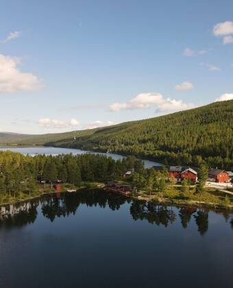 I hotellets närområde finner ni flera sjöar med chans till bad och fiske.