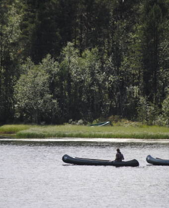 Fahren Sie mit einem Kanu oder Kajak auf den See hinaus.