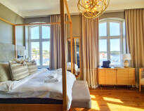 I 2023 blev værelserne i Det Lille Hotels Tollbodden-bygning renoveret. Bo i en stilfuld suite med dejlig udsigt over havnen.