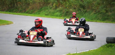 Besuchen Sie die Go-Kart-Bahn für einen Adrenalinstoß