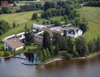 Hotel Thorbjørnrud har ett vackert läge vid vattnet och fjorden. Även nära naturen.