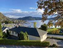 Det historiske Verkshotellet har en praktfull beliggenhet i Jørpeland, med utsikt over sjøen.