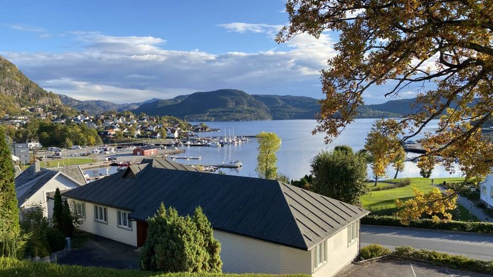 Det historiske Verkshotellet har en pragtfuld beliggenhed i Jørpeland, med udsigt over vandet.