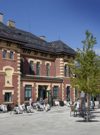 Hotellet ligger inne på Lillehammer stasjon, perfekt for gode tog- og bussforbindelser.