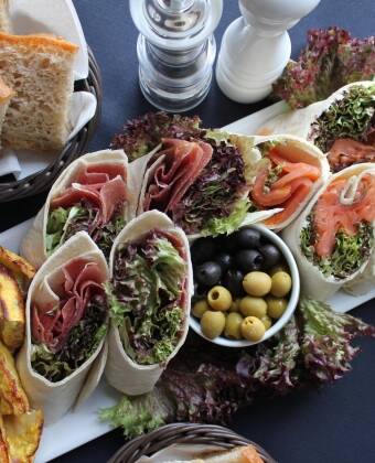 Homemade meals, hearty breakfasts and cakes await at the cozy Stasjonen Café.