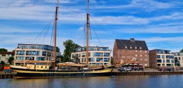 Beläget vid Söderhamnen, njut av den fantastiska utsikten över Schlei och den ikoniska Schleibron.