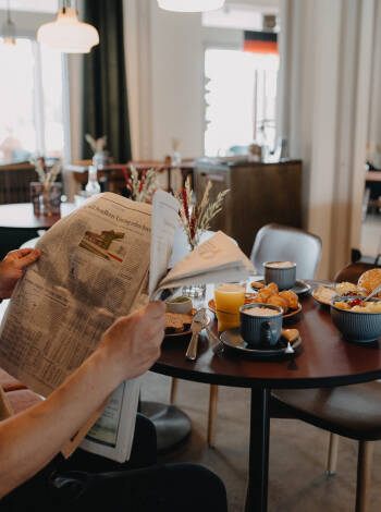 Njut av en generös och utsökt frukost i en varm och stilfull atmosfär.