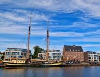 Das Hotel liegt am Südhafen und bietet einen atemberaubenden Blick auf die Schlei und die ikonische Schleibrücke.