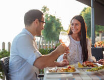 Der lebhafte Nordhafen bietet charmante Restaurants und Cafés am Flussufer, die zu einem entspannten Mittag- oder Abendessen einladen.