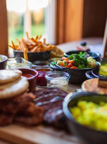Savour the restaurant's delicious dishes made from fresh, seasonal ingredients