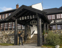 Hotellet ligger mitt i Fjellheimen, mellan de två nationalparkerna Reinheimen och Breheimen, och hela 925 meter över havet