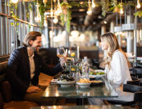 Wählen Sie im Restaurant Ihr Lieblingsgericht. Es werden norwegische, italienische oder französische Gerichte serviert.