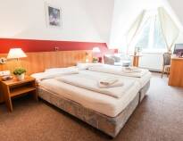 Hotellets værelser tilbyder hyggelige og komfortable rammer under opholdet ved Rhinen.