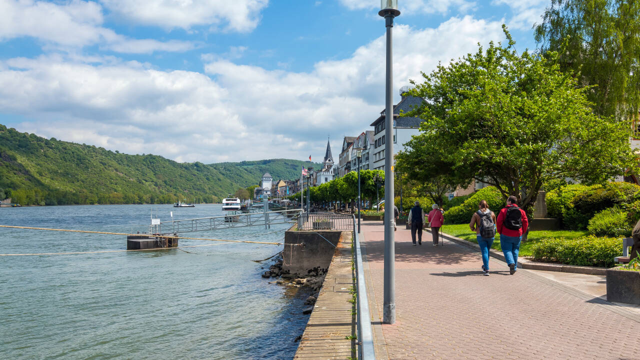 Ob mit dem Rad, zu Fuß oder per Schiff: Der Rhein und sein Ufer sind perfekt für einen entspannten Urlaub.