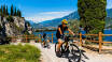 Gardasøen byder på ideelle forhold for vandsport og badning, og bjergene i baggrunden indbyder til vandre- og cykelture under en aktiv ferie.