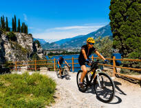 Gardasøen byder på ideelle forhold for vandsport og badning, og bjergene i baggrunden indbyder til vandre- og cykelture under en aktiv ferie.
