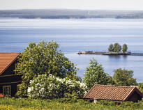 Fra hotellet er der en skøn udsigt til Siljan-søen, hvor det også er oplagt at nyde strandlivet om sommeren.