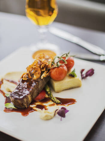 Genießen Sie schöne Abendessen im gemütlichen Restaurant.