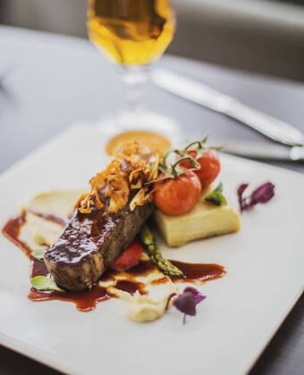 Genießen Sie schöne Abendessen im gemütlichen Restaurant.