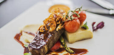 Genießen Sie schöne Abendessen im gemütlichen Restaurant.