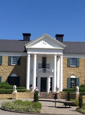 Besøk det unike Elvis-museet Memphis Mansion, hvor den inkluderte maten nytes i den amerikanske dineren.