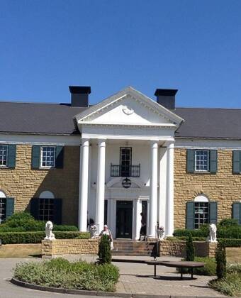 Besøg det unikke Elvis-museum Memphis Mansion, hvor den inkluderede mad nydes i den amerikanske diner.