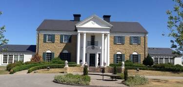 Besøk det unike Elvis-museet Memphis Mansion, hvor den inkluderte maten nytes i den amerikanske dineren.