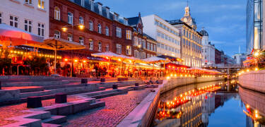 Den korte afstand til Aarhus, giver jer ideelle muligheder for at udforske de mange muligheder i Smilets By.