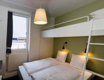 Sie wohnen in ordentlichen, sauberen, einfachen und komfortablen Zimmern, die Platz für bis zu fünf Personen bieten - ideal für Ihren Familienausflug nach Dänemark.