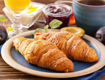 Varje morgon kan ni starta dagen på bästa möjliga sätt, med en god frukost i hotellets frukostmatsal.