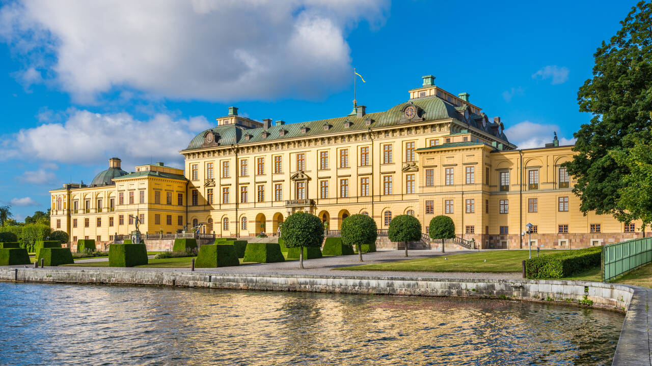 Besøk og opplev noen av Stockholms største og mest berømte severdigheter, som Drottningholm slott.