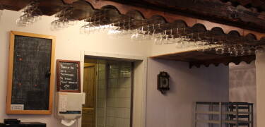Avsluta dagen med en drink i hotellets bar.