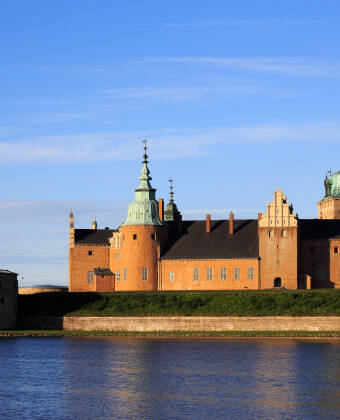 Kör på utflykt till Kalmar och utforska stadens sevärdheter, kultur och historia.