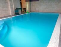 I kan også slappe af i hotellets wellnessområde med pool og saunaer.